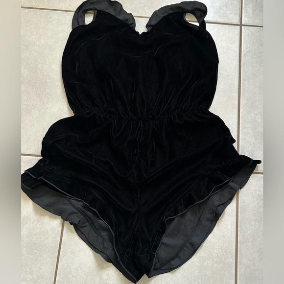 Victoria’s Secret Black Velvet Romper M - Picture 7 of 8